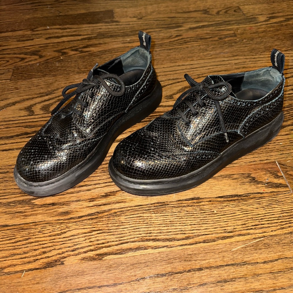 Alexander Mcqueen Black crocodile lace up brogues